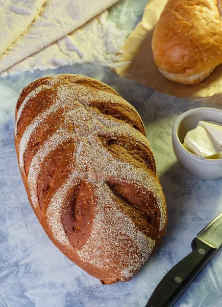 Çavdar ekmeği, gri arka planda tam tahıl ve tereyağı. Üst Manzara. Çeşitli ekmek seçimleri. Ekmek ve tereyağlı kahvaltı veya aperatif. rustik biçim.