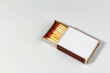 Beyaz arkaplanda kırmızı kibrit kutusu, seçici odak. mesaj için yer. uluslararası maç günü