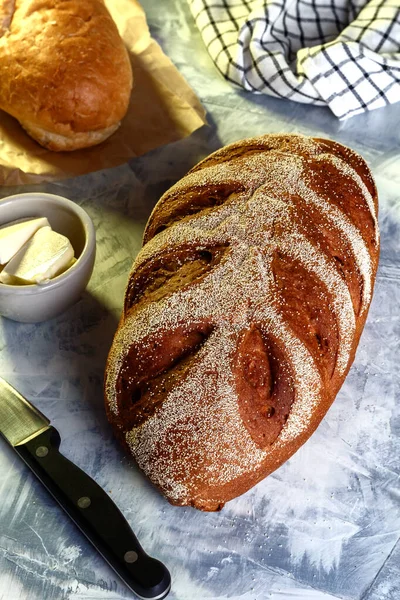 Çavdar ekmeği, gri arka planda tam tahıl ve tereyağı. Üst Manzara. Çeşitli ekmek seçimleri. Ekmek ve tereyağlı kahvaltı veya aperatif. Kırsal tarzda. seçici odak