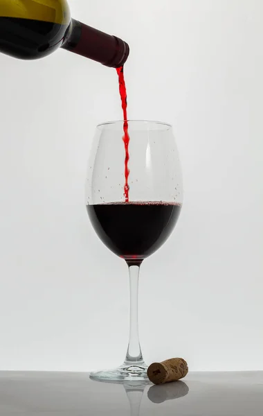 Copo Cristal Com Vinho Tinto Vinho Tinto Sendo Derramado Copo — Fotografia de Stock