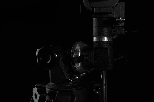 Teleskop parçaları, karanlık arka planda dişliler. Astronomi dersi, teleskopun parçalarını inceliyor. Seçici odaklanma, kopyalama alanı, uluslararası planitaryan günü. Bilimsel, teknoloji kavramı, eğitim