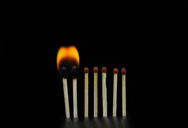 Siyah arkaplanda kibrit yakma aşamaları. Kızıl saçlı kibrit çöpleri. Kibrit çöpü yakmanın farklı aşamaları. Boşluğu kopyala