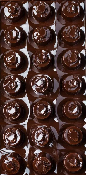 Kahverengi Şekiller Grunge Arkaplanı. Poligonal plastik hacimli kahverengi arkaplan. doku, kopyalama alanı, üst görünüm