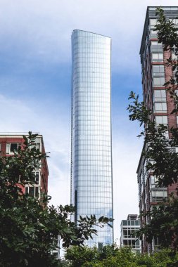 Modern gökdelen gökdelende beliriyor.