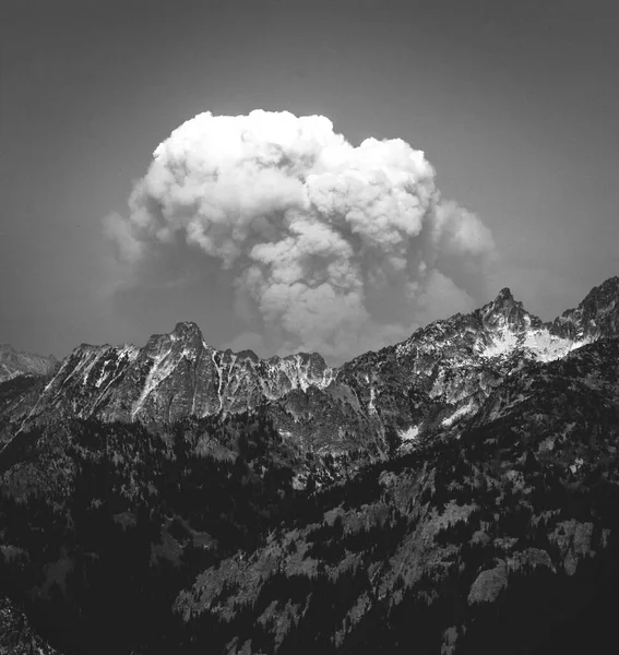 Rauch Steigt Aus Den Bergen Auf — Stockfoto