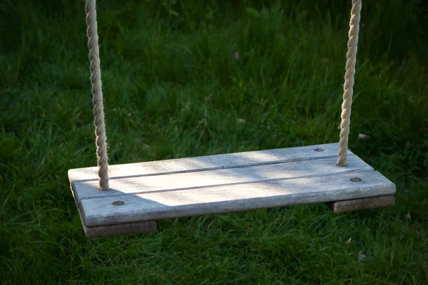 Meşeden yapılmış bir bahçe salıncağına yakın.