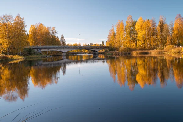 Herbstliche Landschaft See Und Die Reflexion Der Bäume Wasser Sonniger — Stockfoto