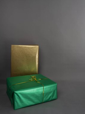 Gri arka planda hediyeler. Mesaj için yer var. Hediye konsepti, Noel için, yeni yıl için tebrikler.