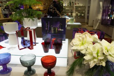 Helsinki. Finlandiya 21 Kasım 2021. Noel için vitrinler dekore edilmiş. Tatil hazırlıkları, hediyeler.