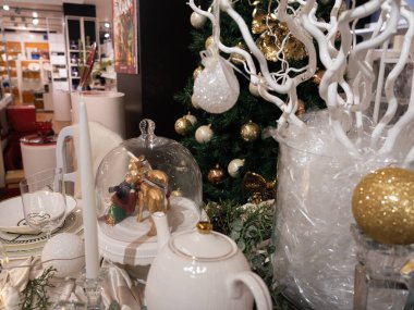 Helsinki. Finlandiya 21 Kasım 2021. Noel için dekore edilmiş vitrinler.