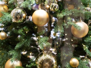 Helsinki. Finlandiya 21 Kasım 2021. Noel için dekore edilmiş vitrinler.