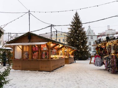Tallinn. Estonya. 3 Aralık 2021 'de, Noel pazarında. Sokakta kar, yılbaşı havası.