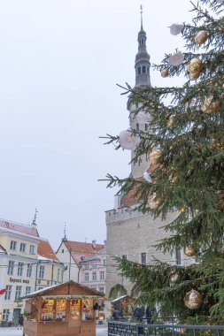Tallinn. Estonya. Şehirde 3 Aralık 2021, Noel ağacı, dekorasyon Yeni Yıl havası