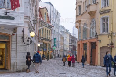Tallinn. Estonya. 3 Aralık 2021, eski şehrin Noel caddeleri. Sokakta kar, yılbaşı havası.