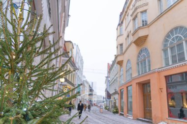 Tallinn. Estonya. 3 Aralık 2021, eski şehrin Noel caddeleri. Sokakta kar, yılbaşı havası.