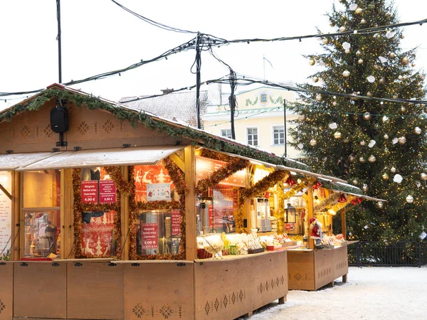 Таллин Эстония Декабря 2021 Года Городе Рождественский Базар Снег Улицах — стоковое фото