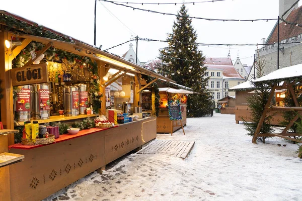 タリン エストニアだ 2021年12月3日クリスマスマーケットの街で 雪の路上で 新年の気分 — ストック写真