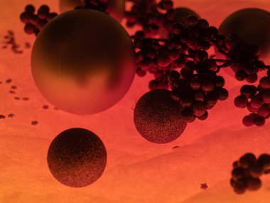 Ladin dalları ve Noel ağacı süslemeleri.