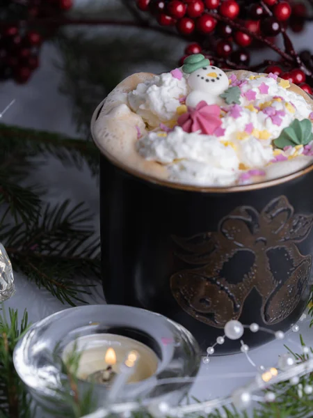 Ein Becher Kaffee Fichtenzweige Neujahrsgirlanden Eine Kerze Auf Dem Tisch — Stockfoto