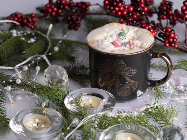 Een Kop Koffie Sparren Takjes Oudejaarsbloemenslinger Een Kaars Tafel Kerstversiering — Stockfoto