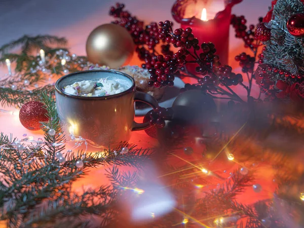 Ein Becher Kaffee Fichtenzweige Neujahrsgirlanden Eine Kerze Auf Dem Tisch — Stockfoto