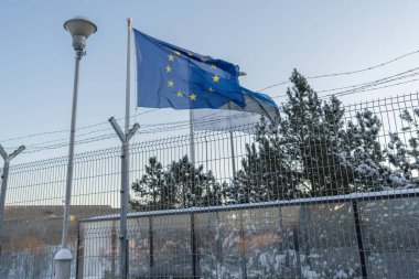 Narva Estonya. Estonya ile Rusya arasındaki sınırda, 5 Aralık 2021 Estonya ve Avrupa 'nın dalgalı bayrağının görüntüsü