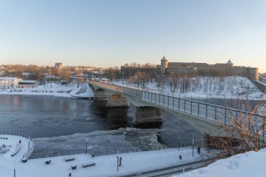 Narva Estonya. 5 Aralık 2021 DRUZHBA köprüsünün NAROVA nehri üzerindeki görüntüsü. Kışın manzara. Estonya ile Russi arasındaki sınır