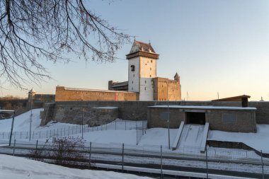 Narva Estonya. 5 Aralık 2021 Narva Kalesi manzarası. kış görünümü