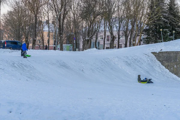 Narva Estonia Grudnia 2021 Dzieci Jeżdżą Zjeżdżalni Zimowa Zabawa — Zdjęcie stockowe