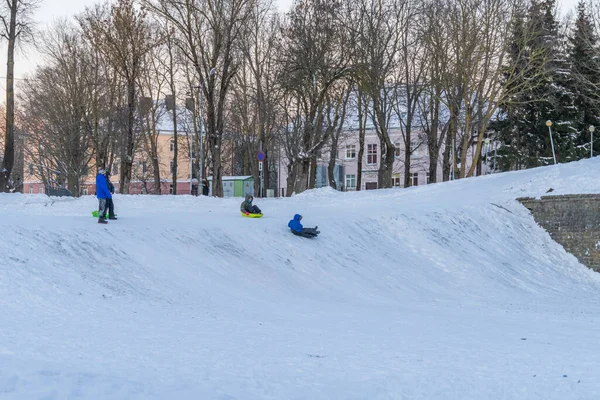 Narva Estonia Dicembre 2021 Bambini Cavalcano Uno Scivolo Divertimento Invernale — Foto Stock