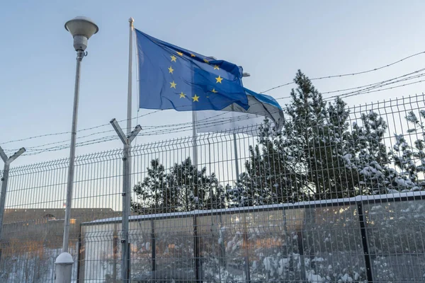 Narva Estonya. Estonya ile Rusya arasındaki sınırda, 5 Aralık 2021 Estonya ve Avrupa 'nın dalgalı bayrağının görüntüsü
