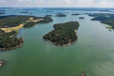 Güneşli bir yaz gününde, bir drondan fotoğraf, denizdeki adaların manzarası. Finlandiya, Turku. İskandinavya 'nın doğası ve manzarası