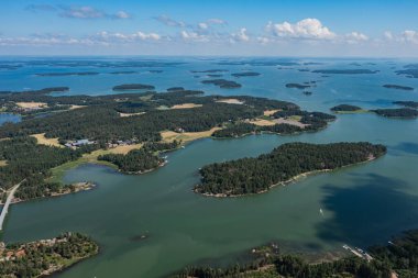 Güneşli bir yaz gününde, bir drondan fotoğraf, denizdeki adaların manzarası. Finlandiya, Turku. İskandinavya 'nın doğası ve manzarası