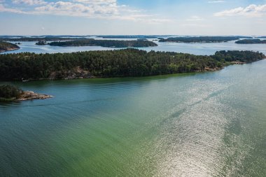 Güneşli bir yaz gününde, bir drondan fotoğraf, denizdeki adaların manzarası. Finlandiya, Turku. İskandinavya 'nın doğası ve manzarası
