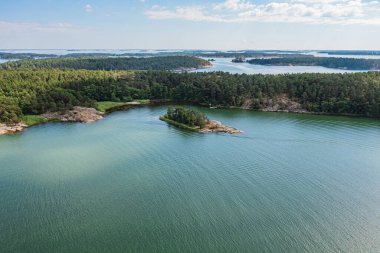 Güneşli bir yaz gününde, bir drondan fotoğraf, denizdeki adaların manzarası. Finlandiya, Turku. İskandinavya 'nın doğası ve manzarası