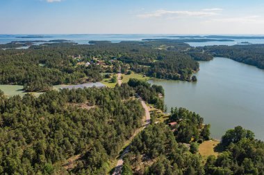 Güneşli bir yaz gününde, bir drondan fotoğraf, denizdeki adaların manzarası. Finlandiya, Turku. İskandinavya 'nın doğası ve manzarası