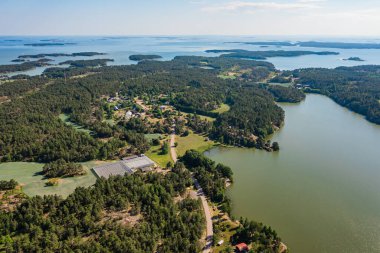 Güneşli bir yaz gününde, bir drondan fotoğraf, denizdeki adaların manzarası. Finlandiya, Turku. İskandinavya 'nın doğası ve manzarası