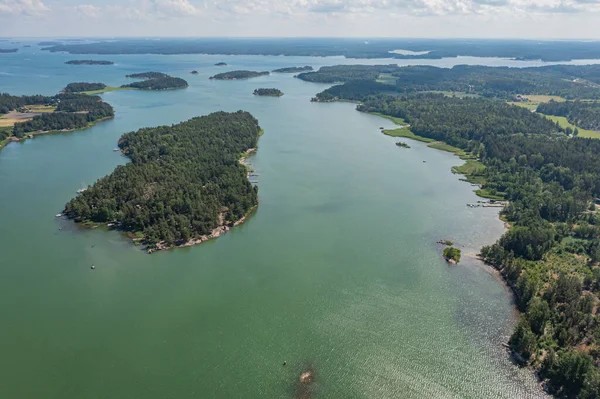 Güneşli bir yaz gününde, bir drondan fotoğraf, denizdeki adaların manzarası. Finlandiya, Turku. İskandinavya 'nın doğası ve manzarası