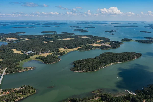 Güneşli bir yaz gününde, bir drondan fotoğraf, denizdeki adaların manzarası. Finlandiya, Turku. İskandinavya 'nın doğası ve manzarası