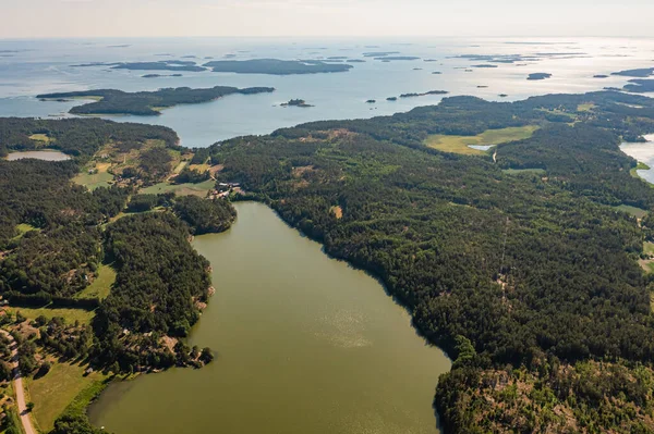 Güneşli bir yaz gününde, bir drondan fotoğraf, denizdeki adaların manzarası. Finlandiya, Turku. İskandinavya 'nın doğası ve manzarası