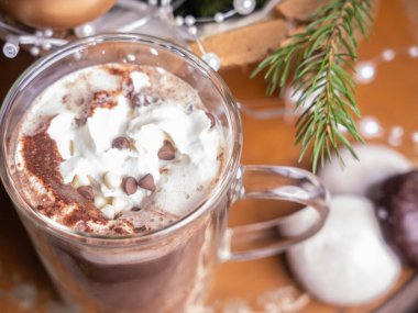 Sıcak çikolata, cam bardakta kakao, arka planda Noel süslemeleri.,
