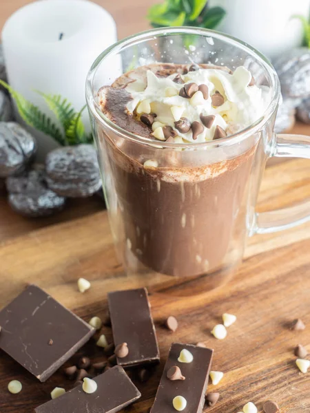 Sıcak çikolata, cam bardakta kakao, arka planda Noel süslemeleri.,