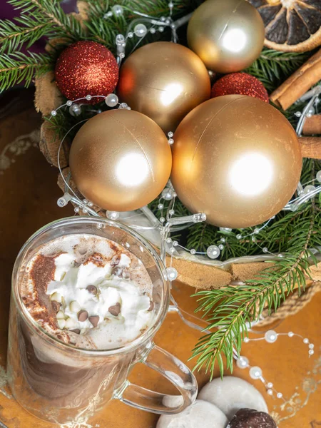 Heiße Schokolade Kakao Glasbecher Vor Dem Hintergrund Der Weihnachtsdekoration — Stockfoto