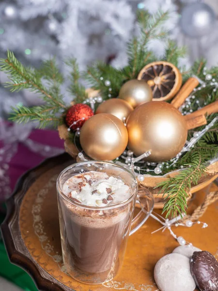 Heiße Schokolade Kakao Glasbecher Vor Dem Hintergrund Der Weihnachtsdekoration — Stockfoto