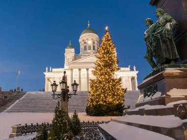 Helsinki. Finlandiya. 24 Aralık 2021 Noel ağacı Aziz Niklas Katedrali 'nin arka planında. Şehir merkezi. Noel tatili.