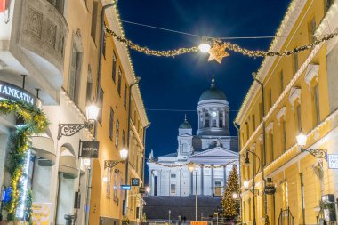 Helsinki. Finlandiya. 24 Aralık 2021. Şehir merkezi, sokak ışıkları. Noel tatili.