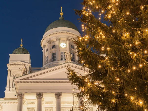 Albero Natale Sullo Sfondo Della Cattedrale San Nicola Helsinki — Foto Stock
