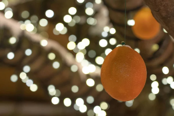 雪の下の木のオレンジ クリスマスの飾り — ストック写真