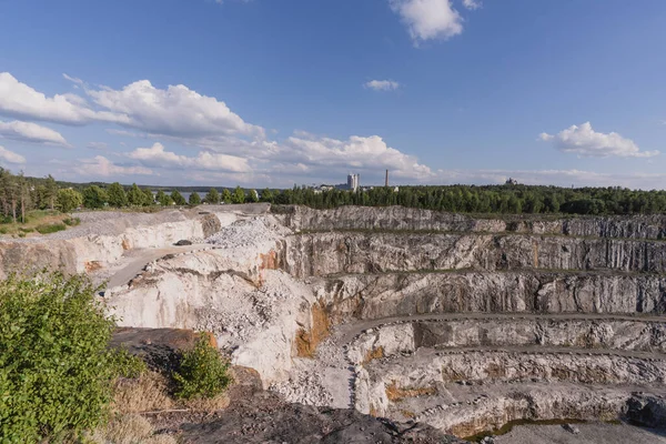 Yukarıdan Dolomite taş ocağı fotoğrafı. Taş ocağında endüstriyel teraslar. Açık çukur madenciliğinin havadan görünüşü. Dolomite madeninin kazıları. Madencilik endüstrisi.