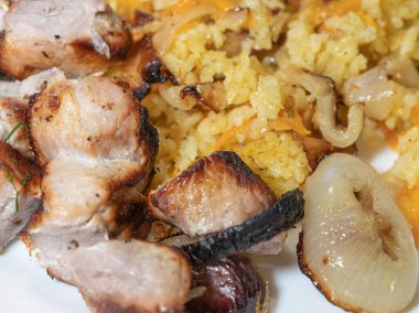 Kızarmış domuz eti, barbekü ve pilav parçaları. yakın plan